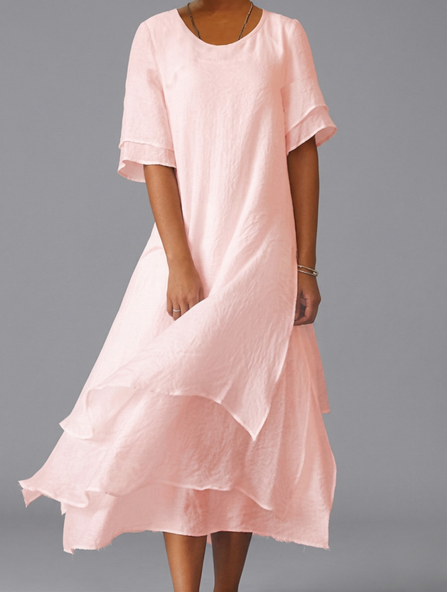 Avora Lyon | Robe décontractée à manches courtes fendues