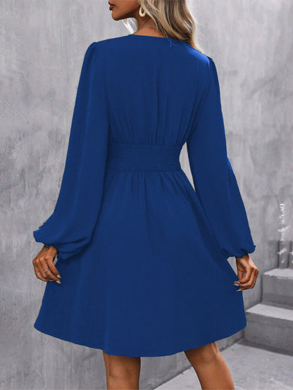 Avora Lyon | Robe à encolure asymétrique et manches bouffantes