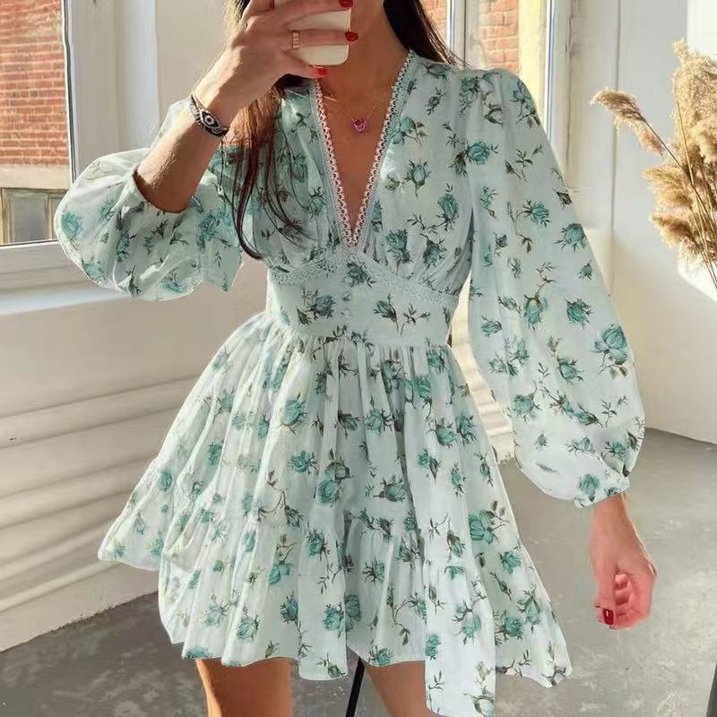 Avora Lyon | Robe courte élégante en dentelle douce
