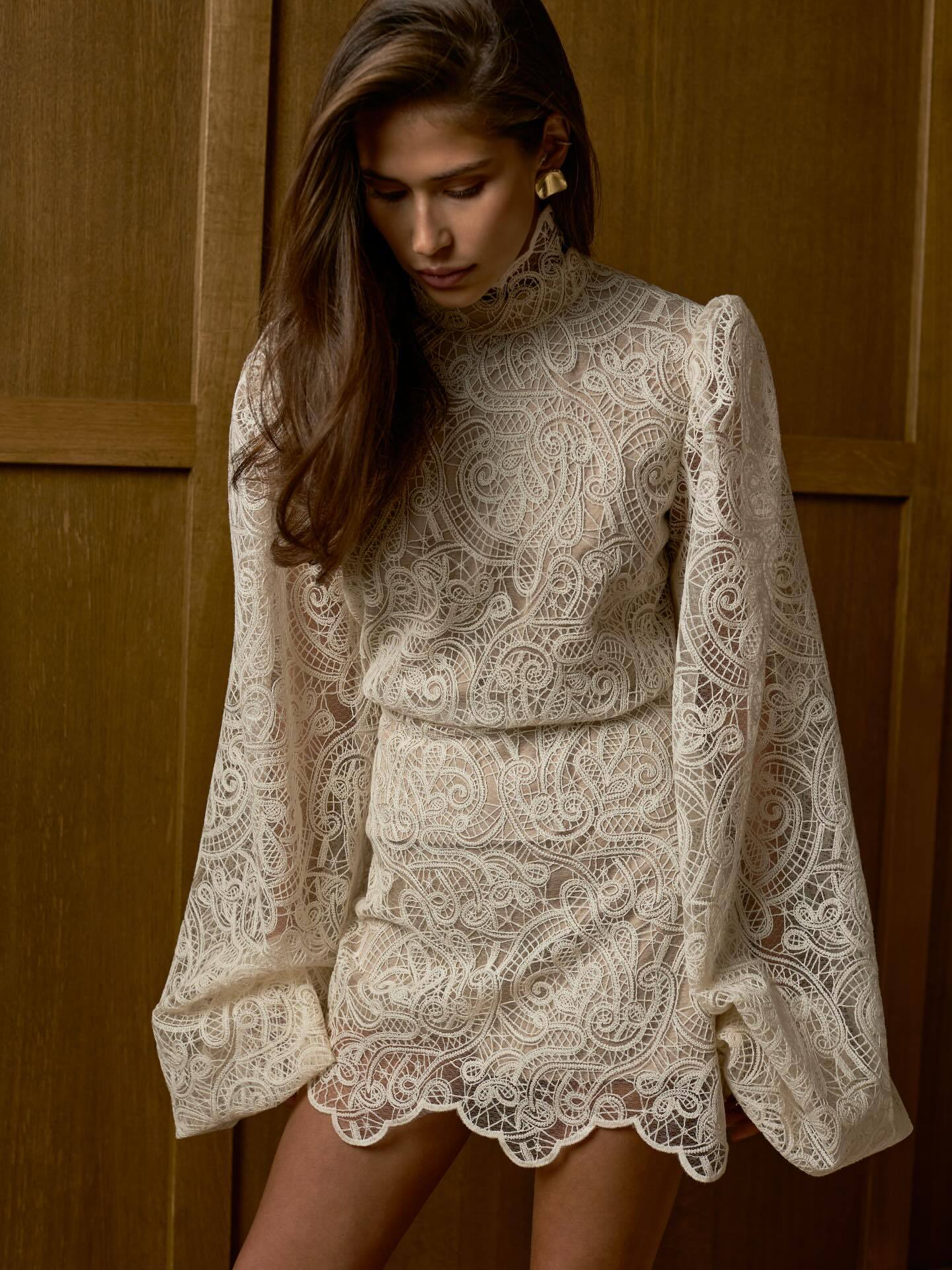 Avora Lyon | Ensemble deux pièces tendance avec manches lanternes, col montant et dentelle