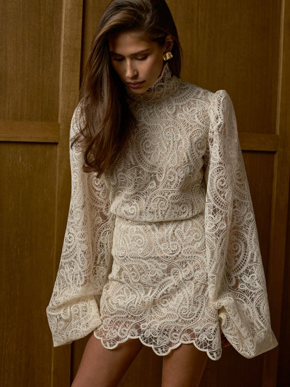 Avora Lyon | Ensemble deux pièces tendance avec manches lanternes, col montant et dentelle