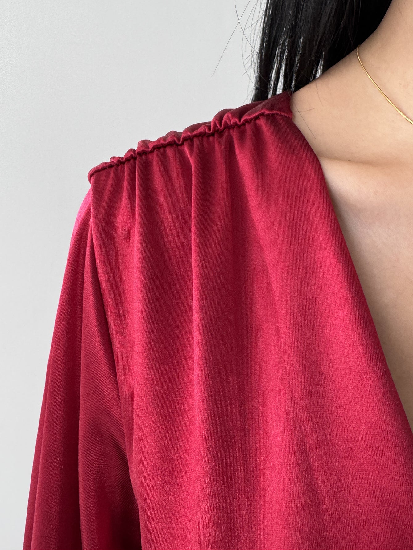 Avora Lyon | Robe élégante à col en V et manches longues