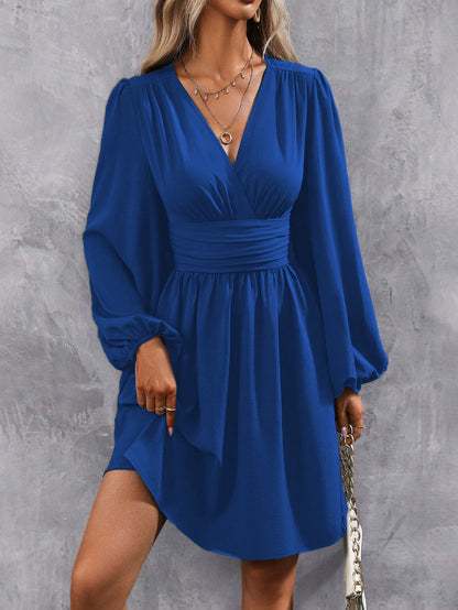 Avora Lyon | Robe à encolure asymétrique et manches bouffantes