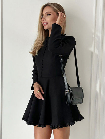 Avora Lyon | Robe noire courte à col rond