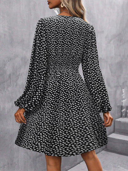 Avora Lyon | Robe à encolure asymétrique et manches bouffantes