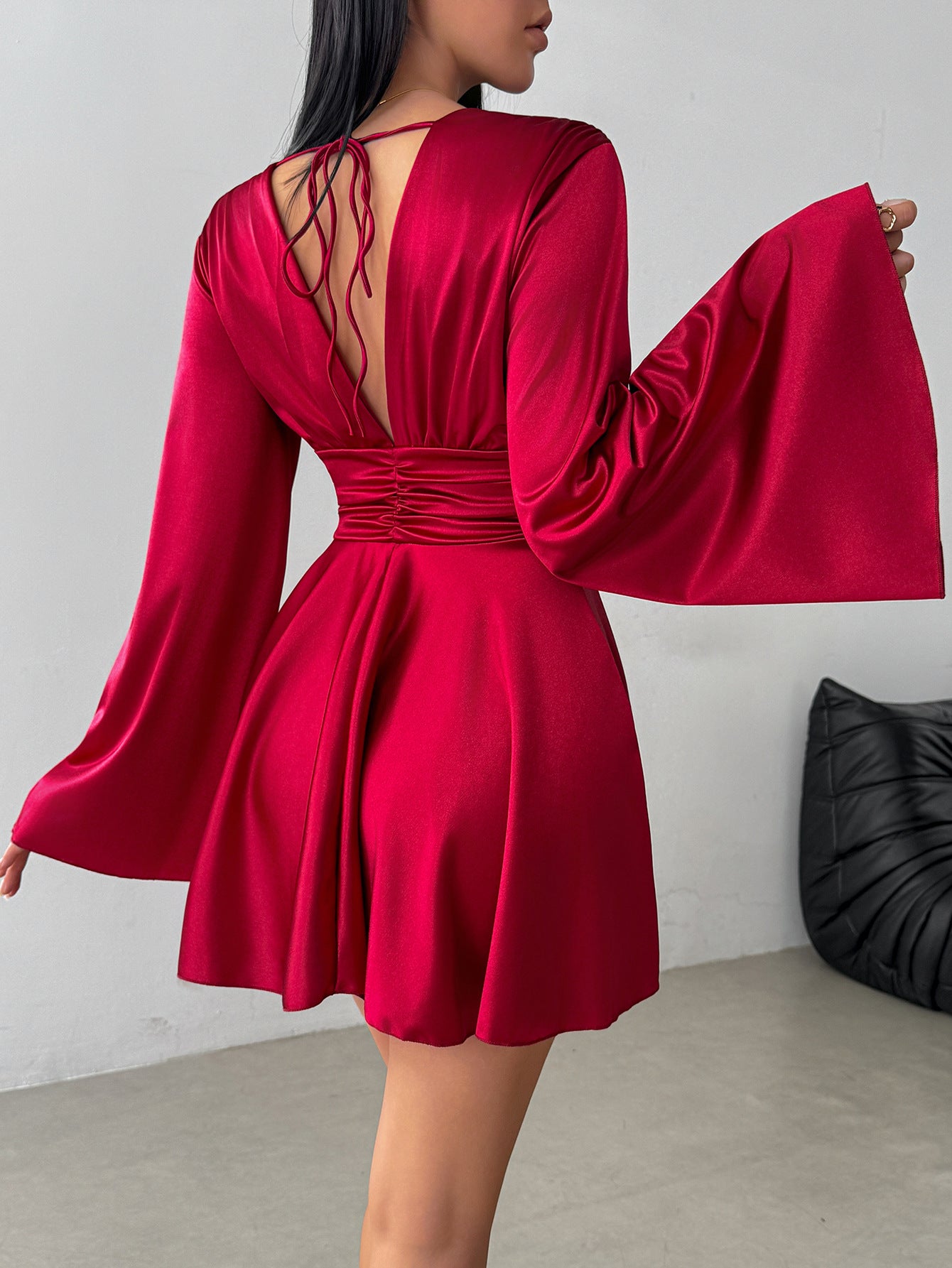 Avora Lyon | Robe élégante à col en V et manches longues