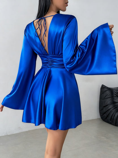 Avora Lyon | Robe élégante à col en V et manches longues