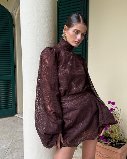 Avora Lyon | Ensemble deux pièces tendance avec manches lanternes, col montant et dentelle