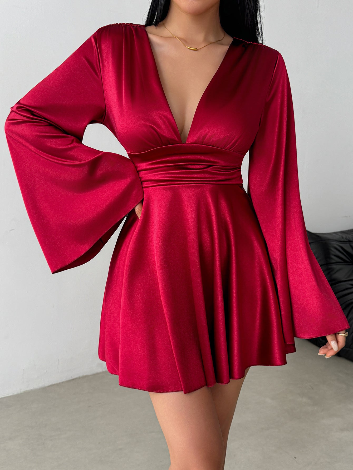 Avora Lyon | Robe élégante à col en V et manches longues