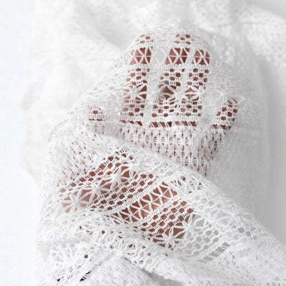 Avora Lyon | Chemisier en dentelle à col en V