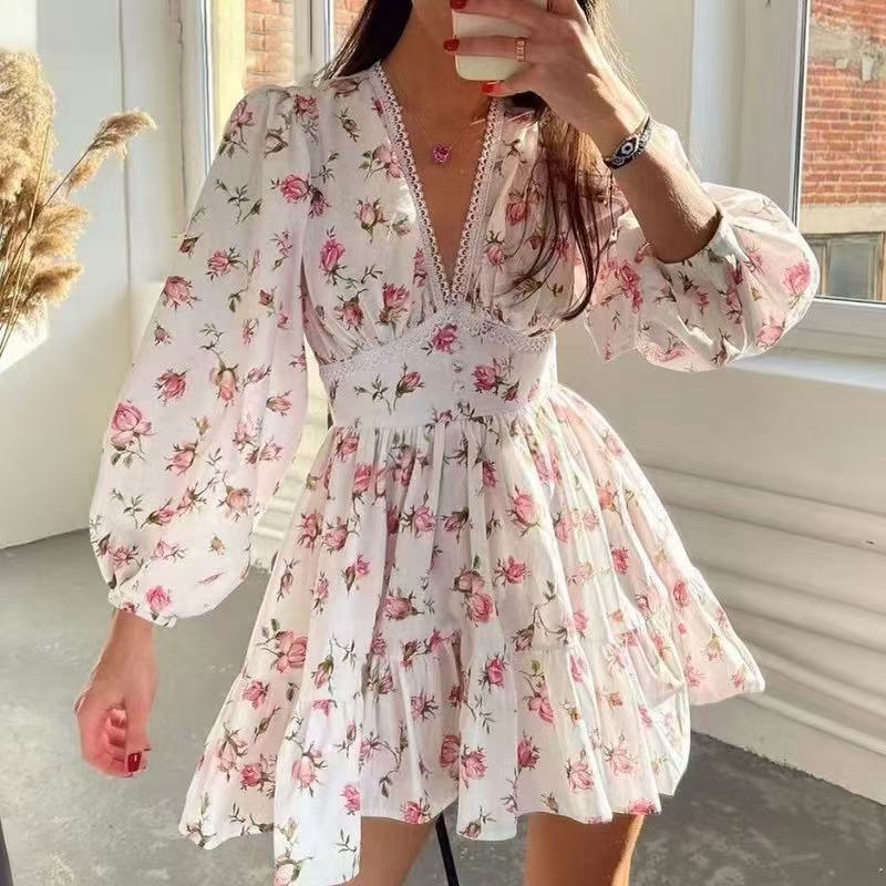 Avora Lyon | Robe courte élégante en dentelle douce