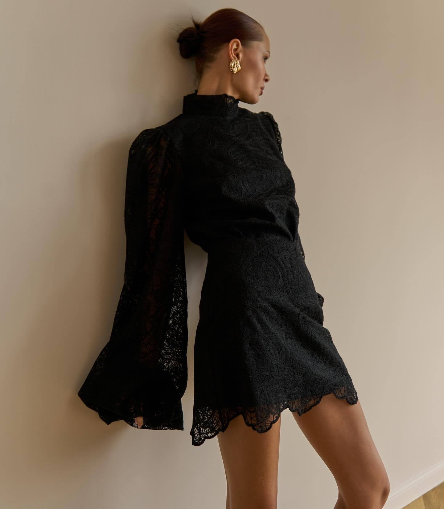 Avora Lyon | Ensemble deux pièces tendance avec manches lanternes, col montant et dentelle