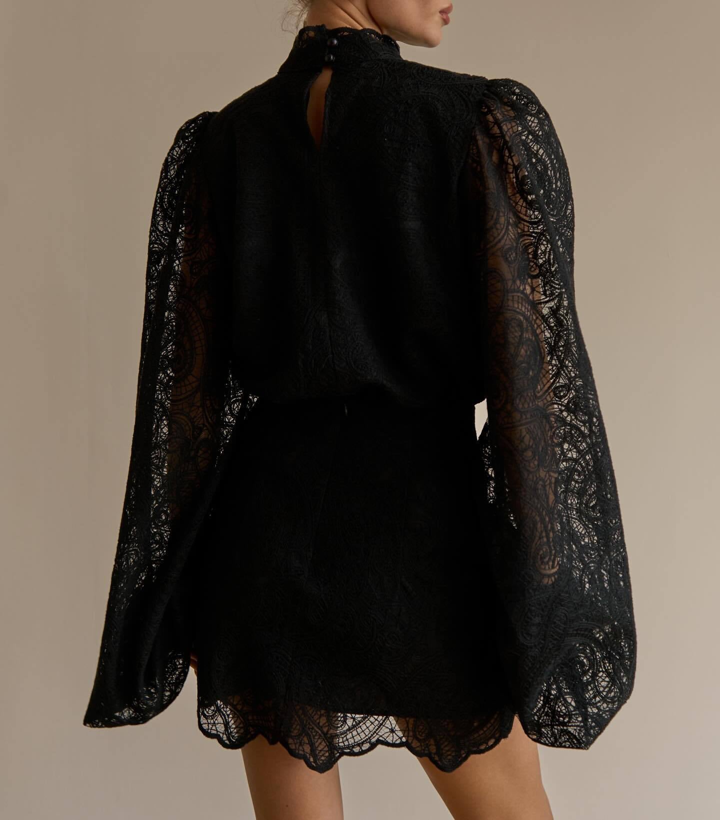 Avora Lyon | Ensemble deux pièces tendance avec manches lanternes, col montant et dentelle