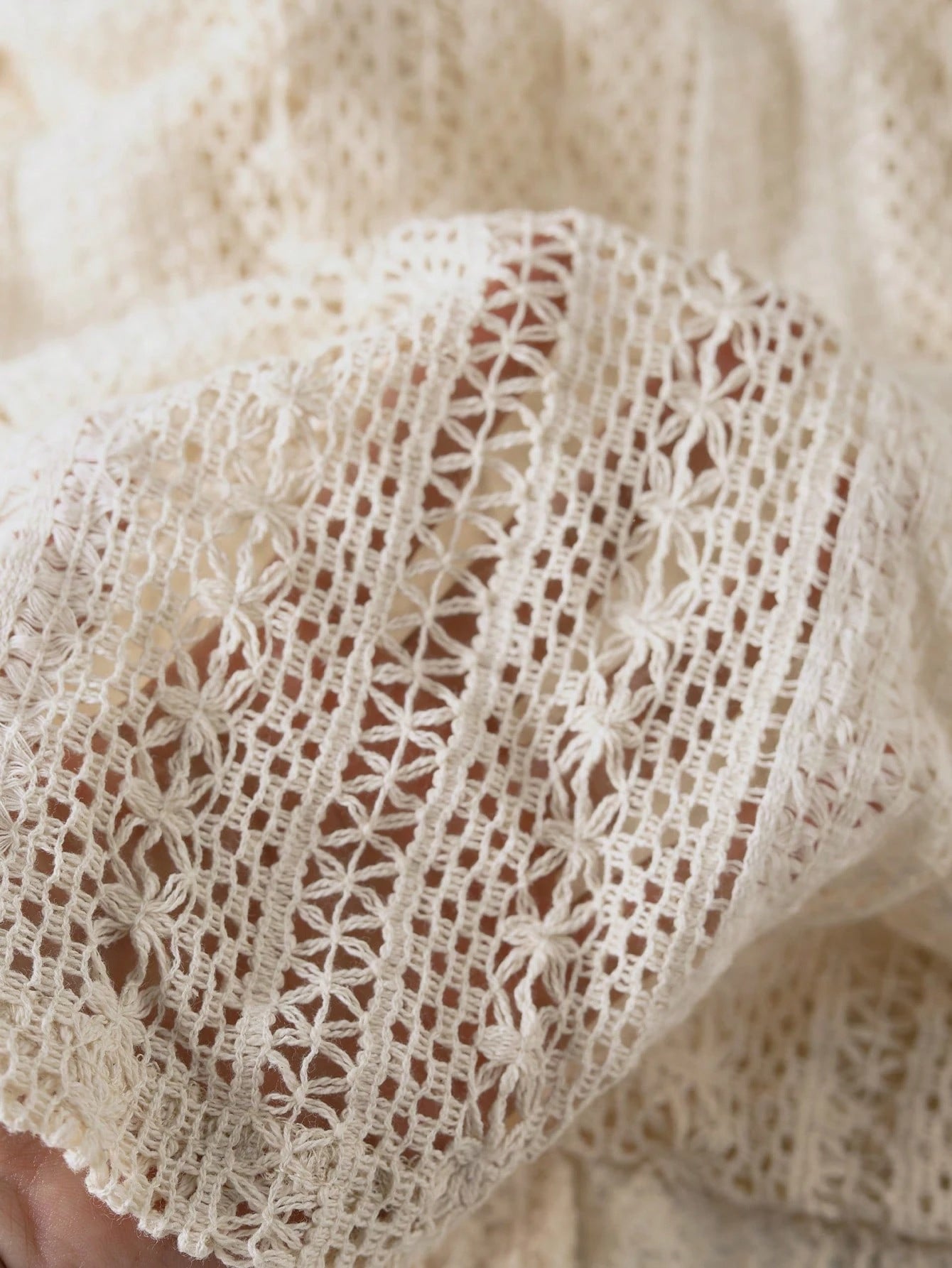 Avora Lyon | Chemisier en dentelle à col en V