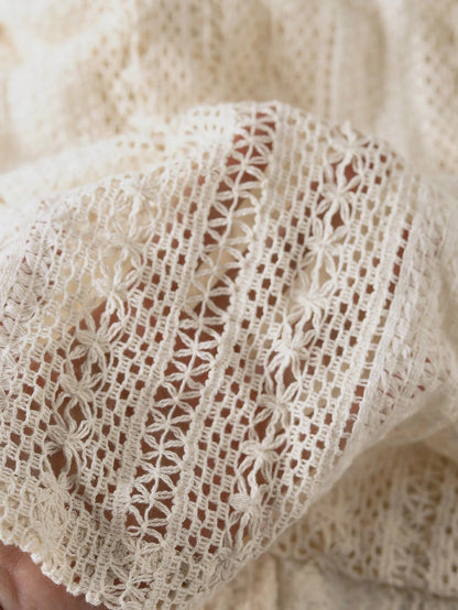 Avora Lyon | Chemisier en dentelle à col en V