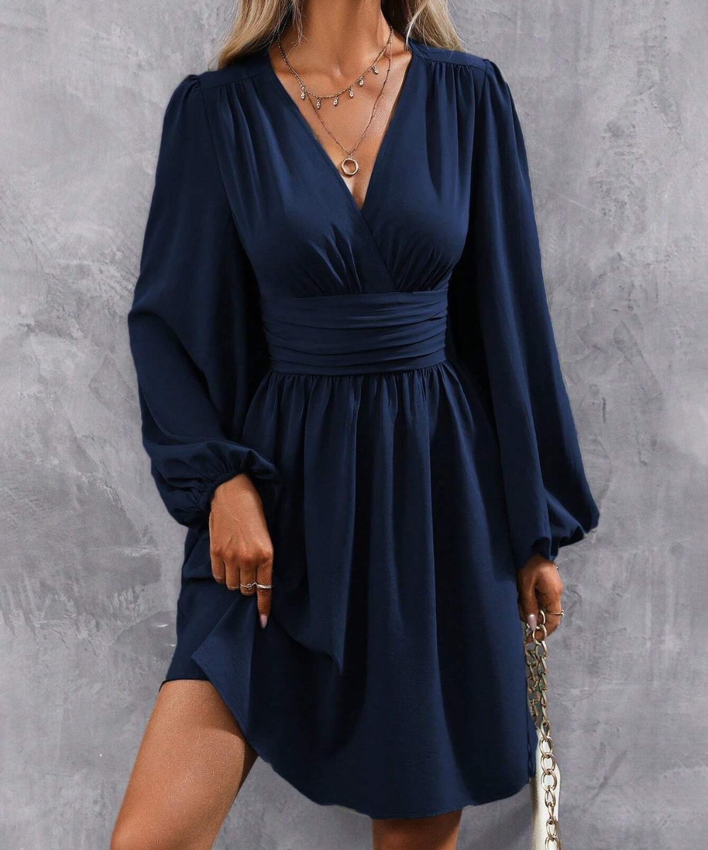 Avora Lyon | Robe à encolure asymétrique et manches bouffantes