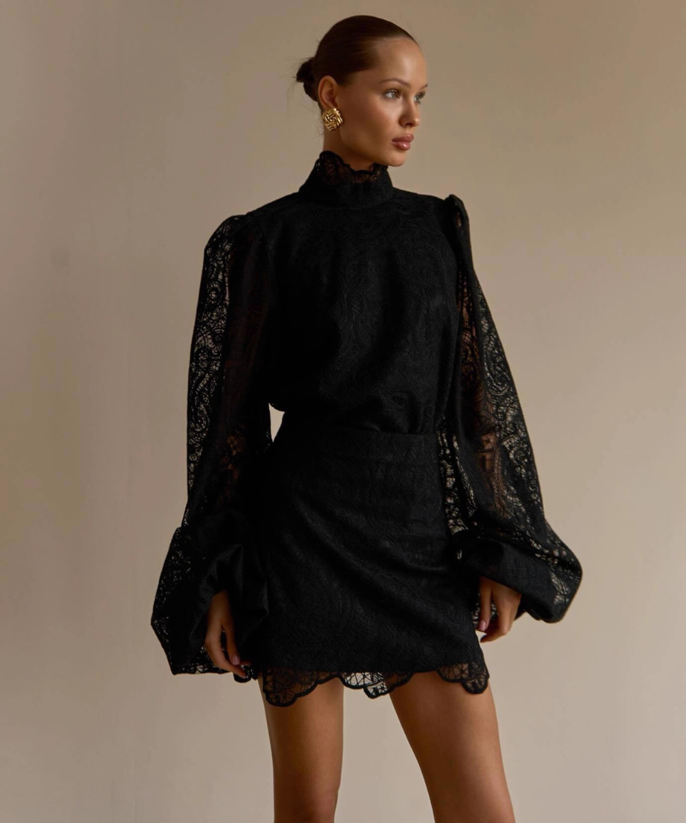 Avora Lyon | Ensemble deux pièces tendance avec manches lanternes, col montant et dentelle